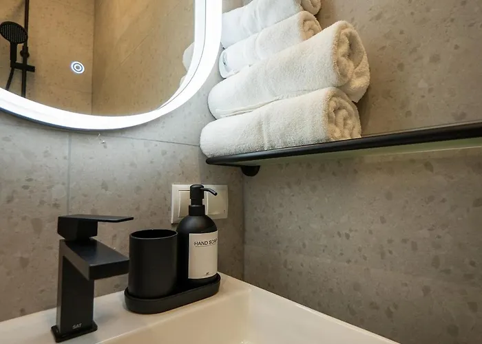 Stylish With Queen-size Bed Self Check-in *